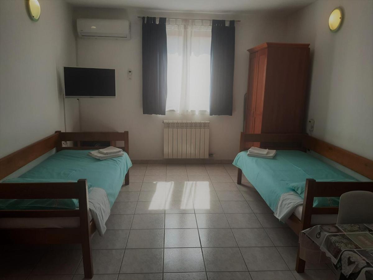 Apartments Barbara Gregovica พูลา ภายนอก รูปภาพ