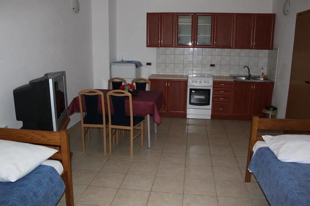 Apartments Barbara Gregovica พูลา ภายนอก รูปภาพ